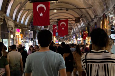 Grand Bazaar 'ın iç manzarası. Turistler Grand Bazaar 'da alışveriş yapıyorlar..