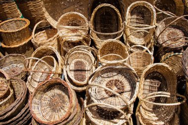 Boş hasır sepetler pazar yerinde görülür.