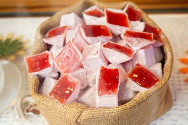 Geleneksel Türk Lokum şekeri ile kaplanmış yumuşak şekerler