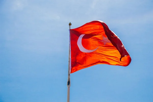 土耳其国旗 白星月亮挂在天柱上 — 图库照片