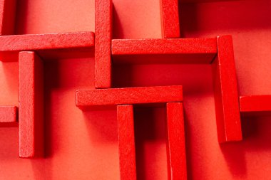 İş stratejisi, analitik, çözüm arayışı kavramı. Renkli ahşap bloklardan oluşan labirent.