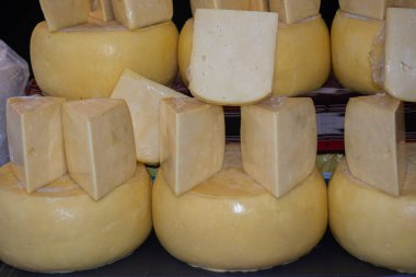 Rafta satılık kaşkaval ya da kasseri peyniri var.