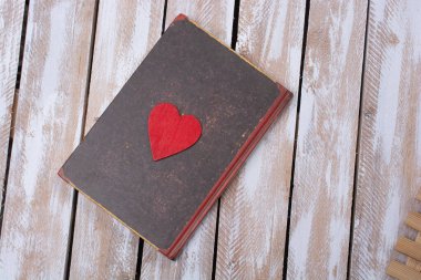Aşk ve romantizm konsepti olarak kalp şekli simgesi