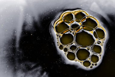 Suyun üzerindeki renkli su kabarcıkları çekyat alanı gibi.