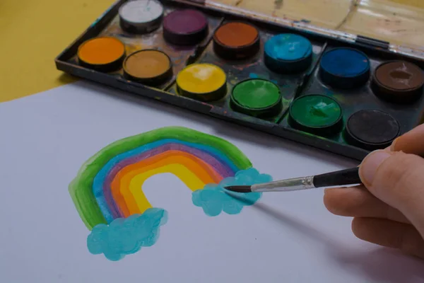 Crianças Mão Pintura Arco Íris Com Escova Durante Quarentena Coronavírus — Fotografia de Stock