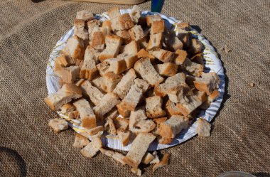 Geleneksel Türk tarzı ekmek tabağa bölündü