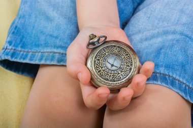 Çocuk, seyahat kavramı olarak bir manyetik pusula aracı tutuyor