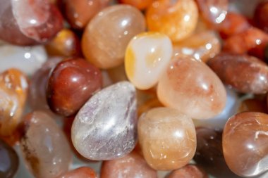 Mineral kaya jeodu olarak taştan taşlarla oynanmış.