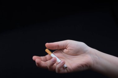 El siyah arka planda sigara dağıtıyor.