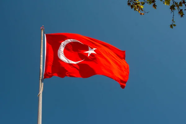 Türkische Nationalflagge Mit Weißem Stern Und Mond Einer Stange Himmel — Stockfoto