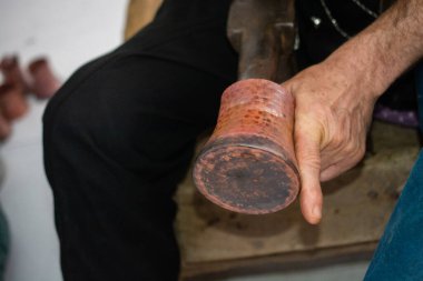 Geleneksel şekilde metalden yapılmış Türk kahve demlikleri