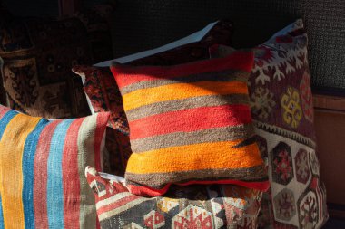 Geleneksel Türk el yapımı renkli doğal kumaş yastıklar