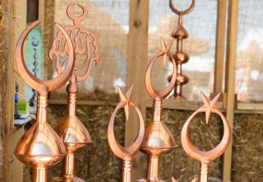 Metalden yapılmış Osmanlı hilal simgesi. İslami Hilal sembolü
