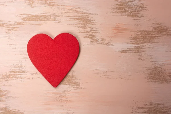 Corazón Rojo Sobre Fondo Madera —  Fotos de Stock