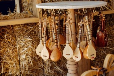 Klasik Türk teli enstrümanı Saz, baglama