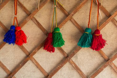 Osmanlı Türkçesi geleneksel püsküllerinin çeşitli renklerde seçilmesi