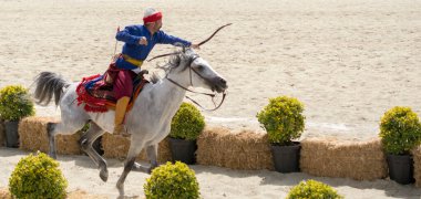 Osmanlı okçusu ata biner ve at sırtında ateş eder.