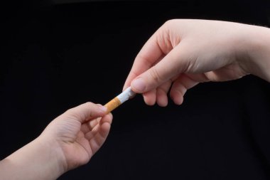 El siyah arka planda sigara dağıtıyor.