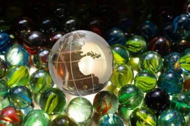Dünya Kristal Cam Küresel İş ve Ekoloji Konsepti.