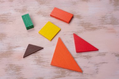 Yaratıcı ve mantıklı düşünme kavramı. Farklı renkli ahşap bloklar. Farklı renkte geometrik şekiller.