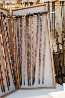 Yaşlılar için yürüyüş sopaları.