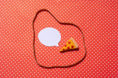 Kırmızı kağıt üzerinde bir parça pizza ikonu. Yemek pişirme konsepti