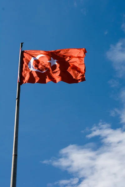 Turkisk Nationalflagga Med Vit Stjärna Och Måne Stolpe Himlen — Stockfoto