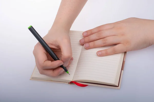 Mano Humana Usando Pluma Para Escribir Una Nota Corta Cuaderno — Foto de Stock