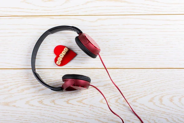 Casques Rouges Musique Écrite Coeur Rouge Sur Fond Bois — Photo