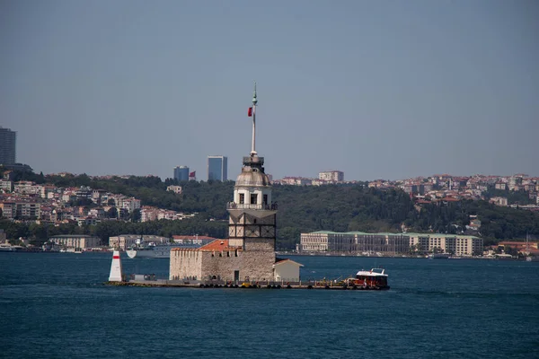 Torre Das Donzelas Localizada Meio Bósforo — Fotografia de Stock