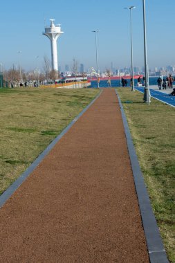 Görünürde bir parkta lastik koşu yolu