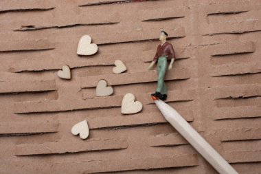 Minyatür kadın figürü. Minyatür model ve kalp, aşk konsepti.