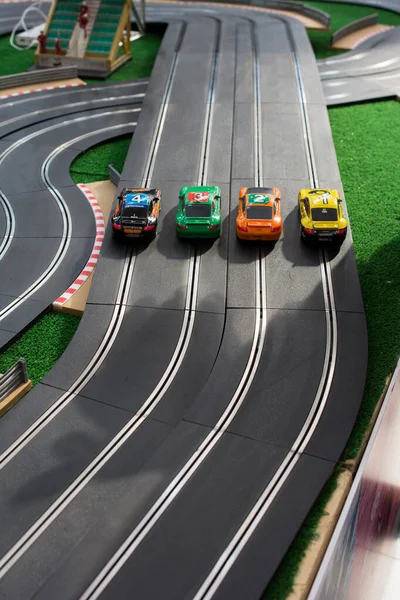 oyuncak araba yarış pisti ve oyuncak arabalar