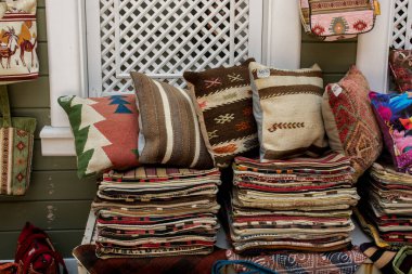 Geleneksel Türk el yapımı renkli doğal kumaş yastıklar