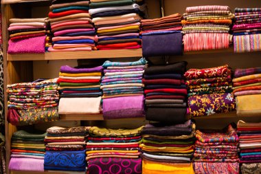 Çeşitli renk ve tipte renkli kumaş örnekleri