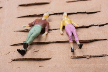 Kadın ve erkeğin minyatür heykelciği.