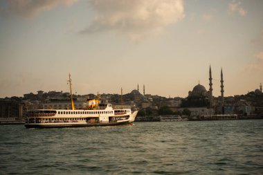 İstanbul 'da iki kıta arasında feribot kullanan yolcular.
