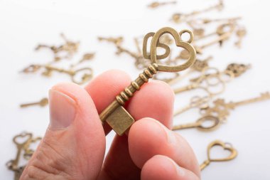 Metal anahtarı aşk ve sevgililer günü konsepti olarak tutmak