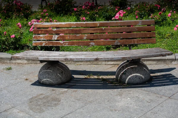 Banco Madera Que Encuentra Medio Del Jardín Rosas —  Fotos de Stock