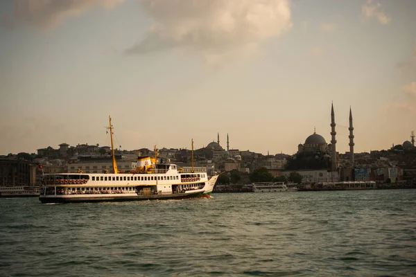 Passeggeri Utilizzano Traghetti Istanbul Tra Due Continenti — Foto Stock