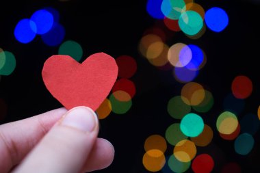 Aşk ve romantizm konsepti olarak kalp şekli simgesi