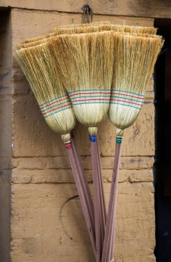 Çarşıda sarı bir süpürge seti