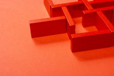 İş stratejisi, analitik, çözüm arayışı kavramı. Renkli ahşap bloklardan oluşan labirent.