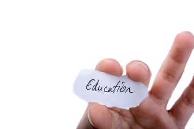 Yırtık kağıt parçası yazılı bir eğitim tutan çocuk el