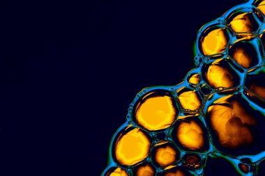 Suyun üzerindeki renkli su kabarcıkları çekyat alanı gibi.