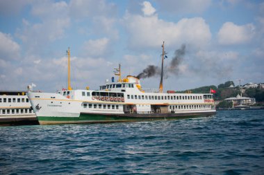 İstanbul 'da iki kıta arasında feribot kullanan yolcular.