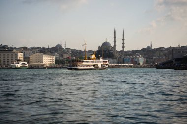 İstanbul 'da iki kıta arasında feribot kullanan yolcular.