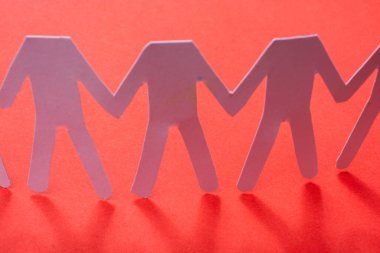 Bir grup insan ikonu. Bir organizasyonun toplantısı. Kağıt insan şeklinde kesilmiş.