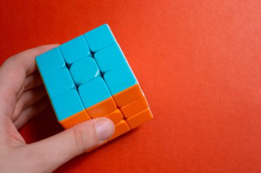 Kadın ellerinde zeka küpü. problem çözme