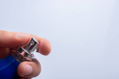 Mavi dezenfektan püskürterek düğmeye bas. Virüse karşı koruma, sağlık hizmeti kavramı.